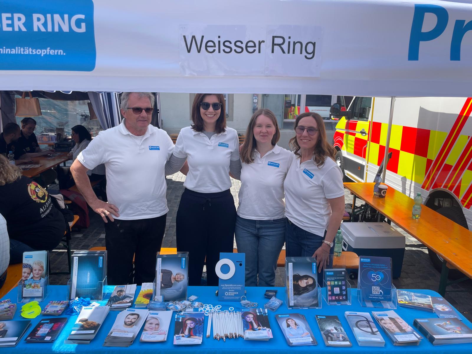 Vier WR Mietglieder mit dem Stand des WRs auf dem Fest des Ehrenamts am 09.05.